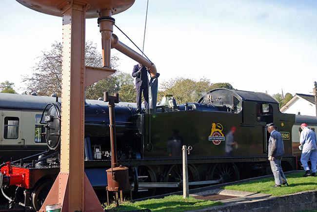 5542 takes water at Buckfastleigh