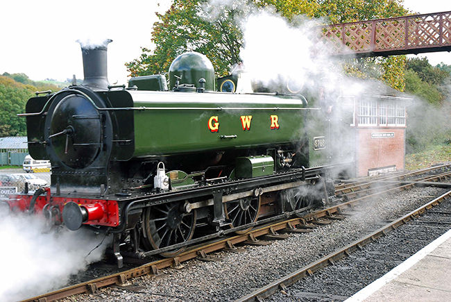 5786 enters  Buckfastleigh yard