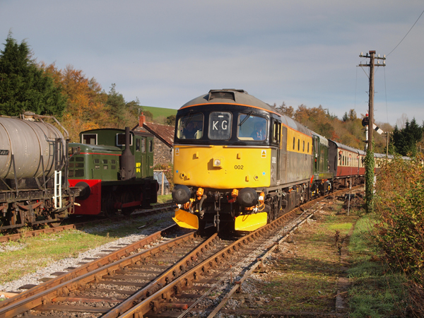 33 002 rescues D8110 at Staverton